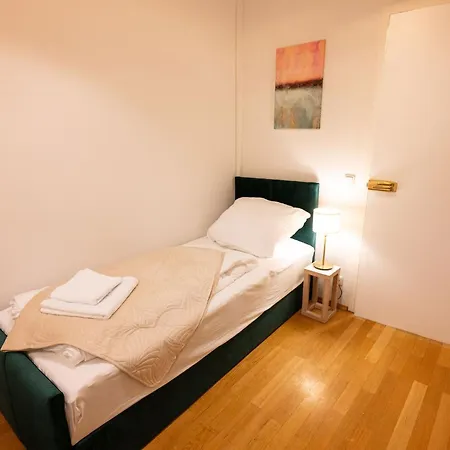 Appartement Large 110 Qm, 3 Bedrooms And Very 1-12 Guests *