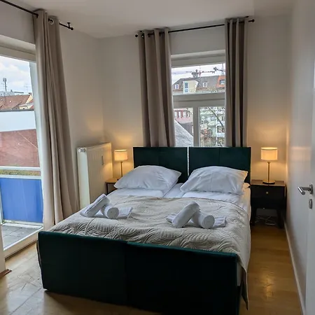 Appartement Large 110 Qm, 3 Bedrooms And Very 1-12 Guests München