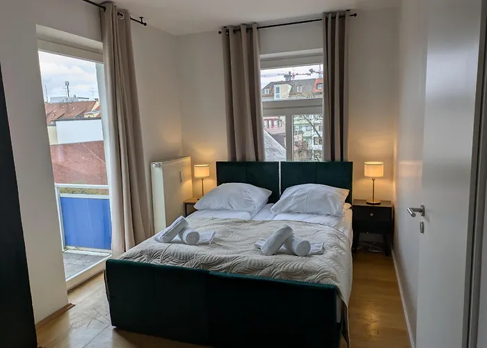 Apartment Large 110 Qm, 3 Bedrooms And Very 1-12 Guests Munich